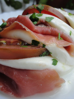 Una foto de Mozzarella rellena de jamón y tomate