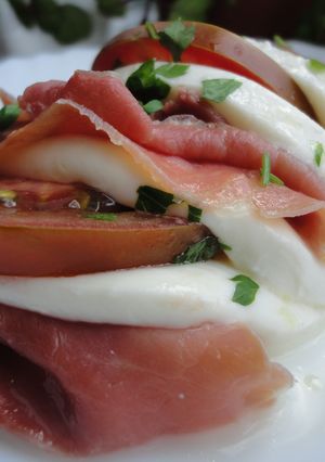Una foto de Mozzarella rellena de jamón y tomate