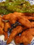 Tiras de pollo adobadas, rebozadas y fritas