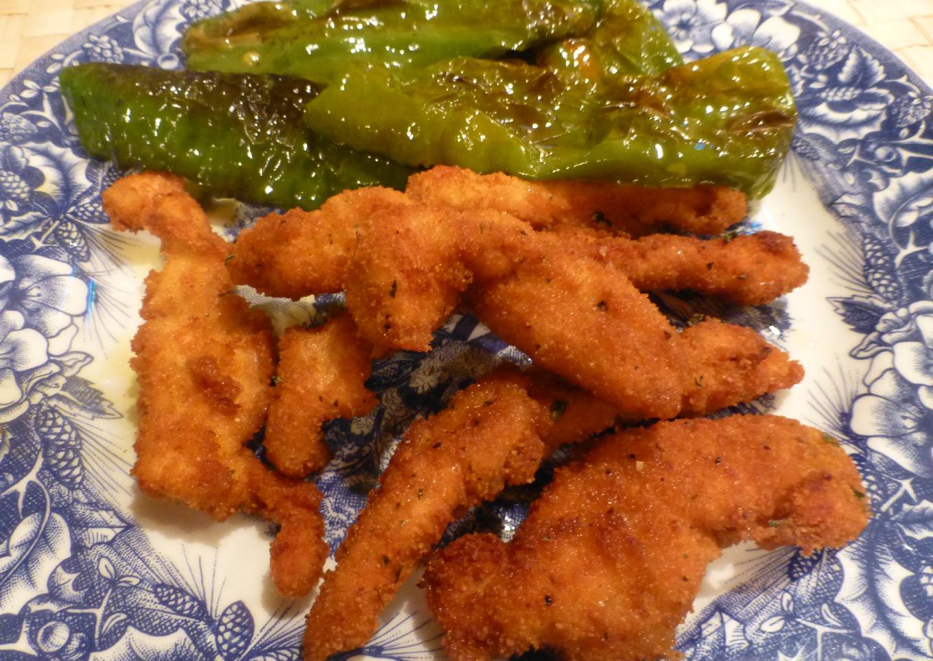 Tiras de pollo adobadas, rebozadas y fritas<br />