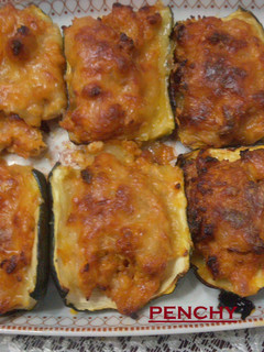 Una foto de Calabacines rellenos con fritada de verduras y carne picada