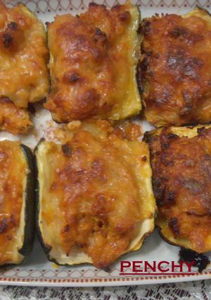 Una foto de Calabacines rellenos con fritada de verduras y carne picada