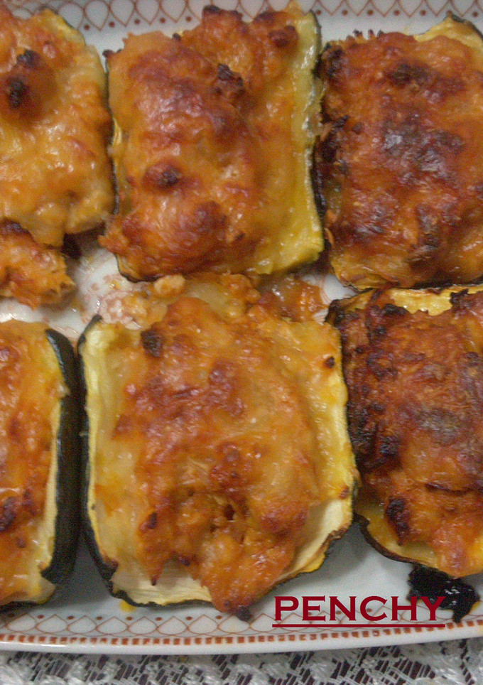 Una foto de Calabacines rellenos con fritada de verduras y carne picada