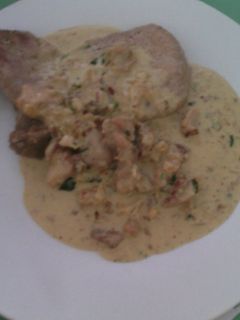 Una foto de Guiso de pollo a la crema y vino blanco