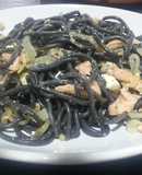 Espaguetis al nero di sepia con salmón ahumado y queso feta