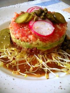Una foto de Tartar de salmón, aguacate y atún rojo