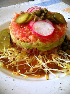 Una foto de Tartar de salmón, aguacate y atún rojo