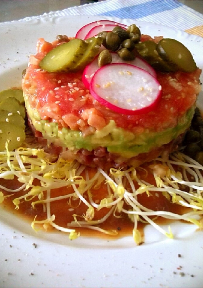 Una foto de Tartar de salmón, aguacate y atún rojo