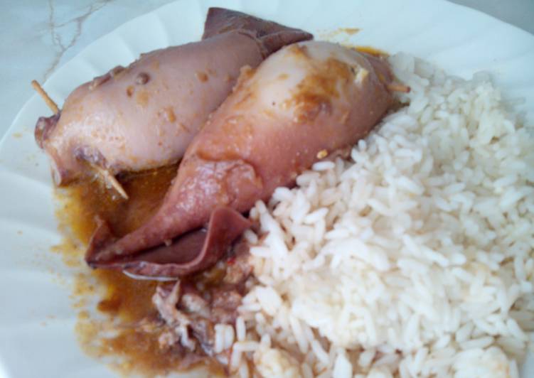 Potas rellenas en salsa de cebolla