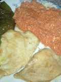 Plato combinado de tomate revuelto con huevos, pimientos y pollo a la plancha