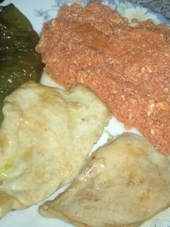 Una foto de Plato combinado de tomate revuelto con huevos, pimientos y pollo a la plancha