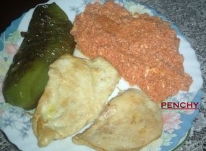 Una foto de Plato combinado de tomate revuelto con huevos, pimientos y pollo a la plancha