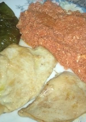 Una foto de Plato combinado de tomate revuelto con huevos, pimientos y pollo a la plancha