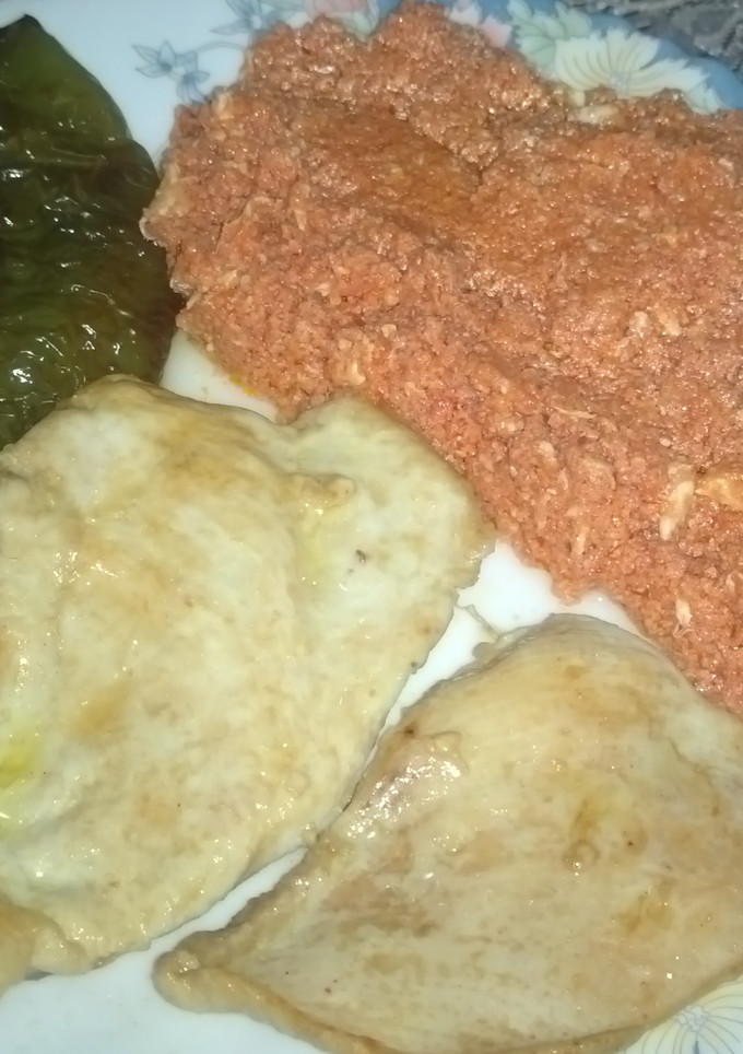 Una foto de Plato combinado de tomate revuelto con huevos, pimientos y pollo a la plancha