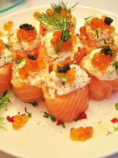 Una foto de Minirollitos de salmón ahumado rellenos