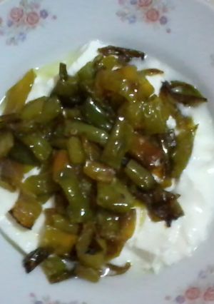 Una foto de Pimiento frito con yogurt