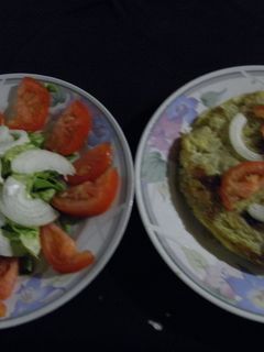 Una foto de Ensalada y tortilla de cebollas