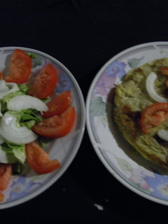 Una foto de Ensalada y tortilla de cebollas