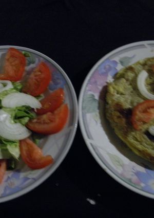 Una foto de Ensalada y tortilla de cebollas