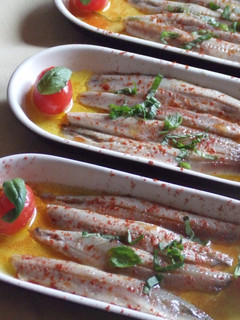 Una foto de Aperitivo de boquerones en vinagre con tomatitos y albahaca