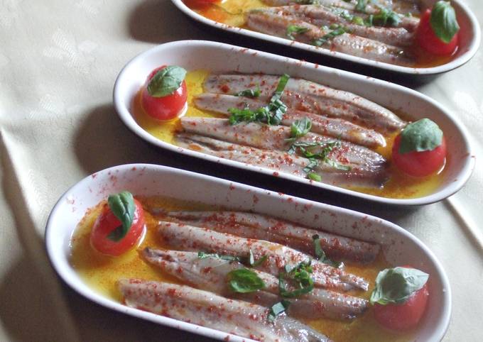 Foto principal de Aperitivo de boquerones en vinagre con tomatitos y albahaca
