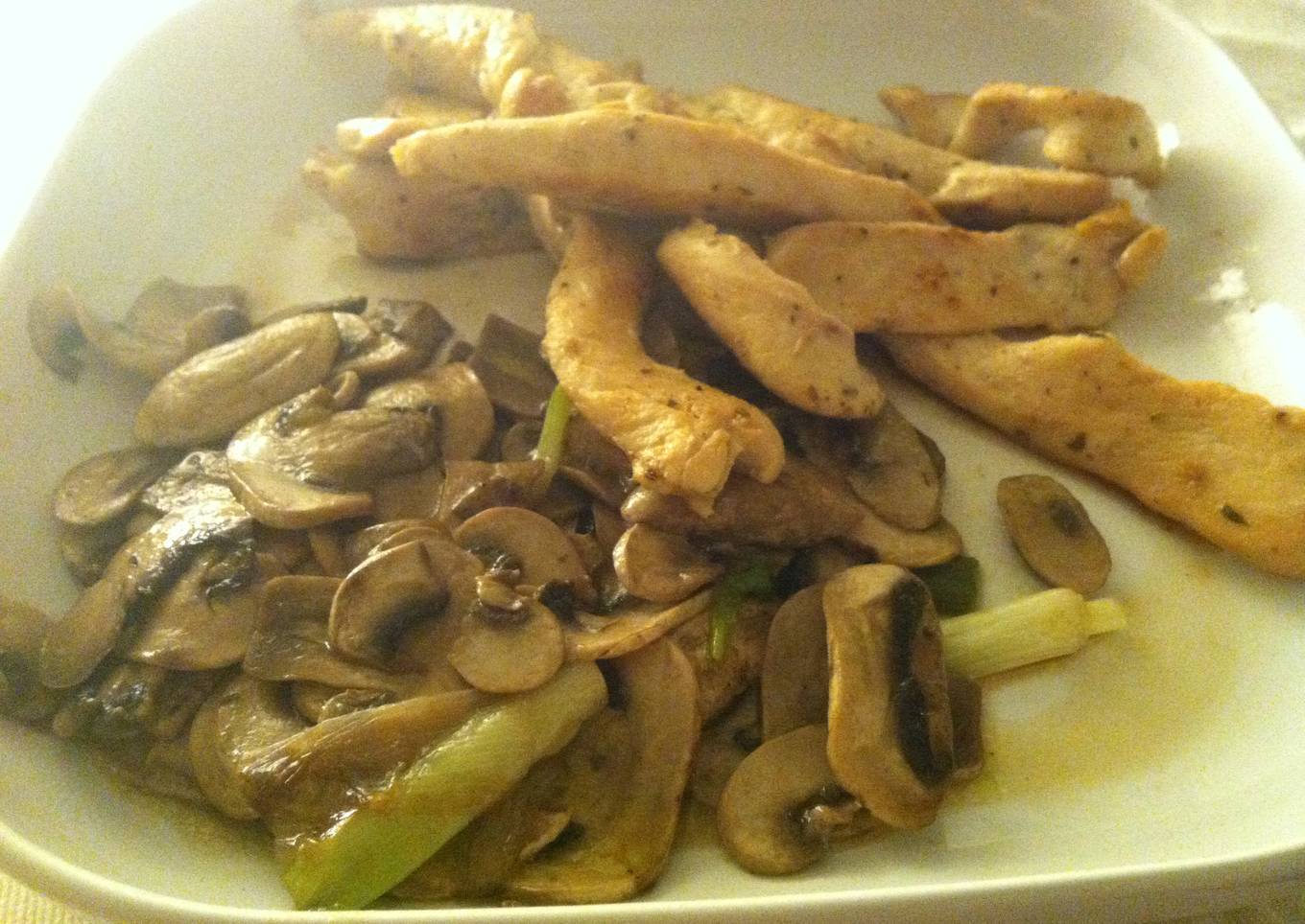 Pechugas de pollo con champiñones y cebollino