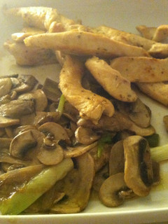 Una foto de Pechugas de pollo con champiñones y cebollino
