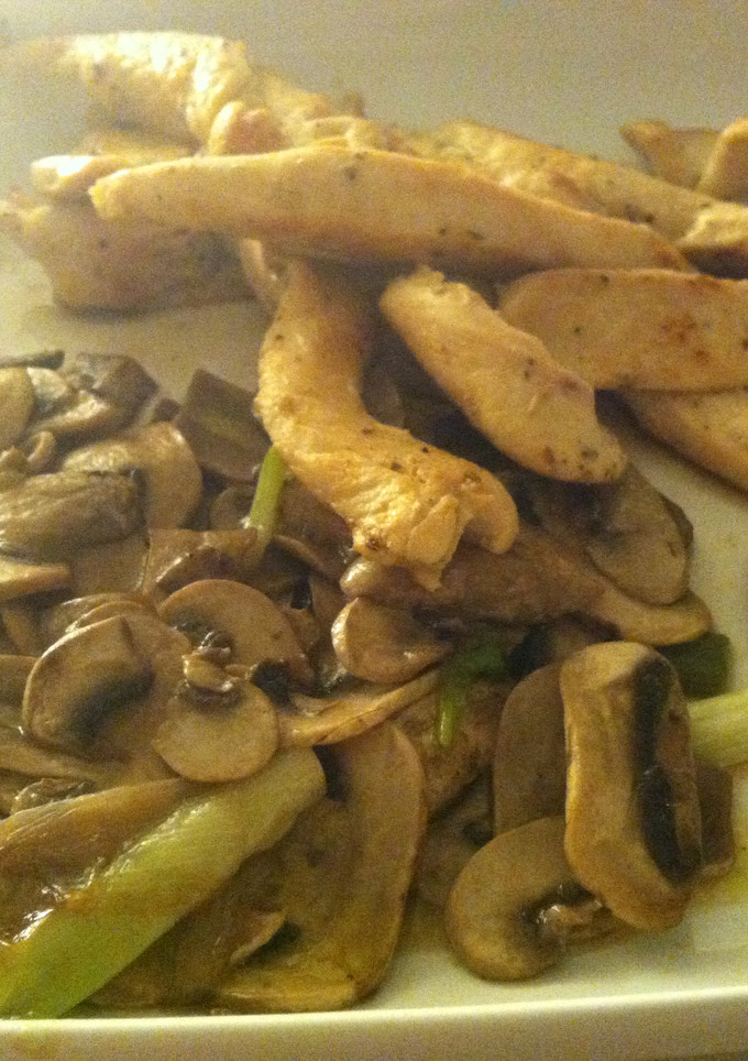 Una foto de Pechugas de pollo con champiñones y cebollino