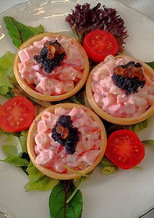 Una foto de Tartaletas de remolacha y langostinos en salsa rosa
