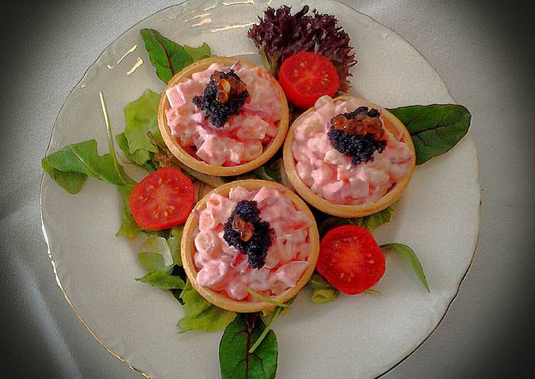 Tartaletas de remolacha y langostinos en salsa rosa