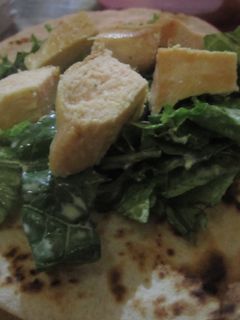 Una foto de Ensalada de lechuga, espinacas y pollo