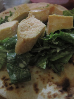 Una foto de Ensalada de lechuga, espinacas y pollo