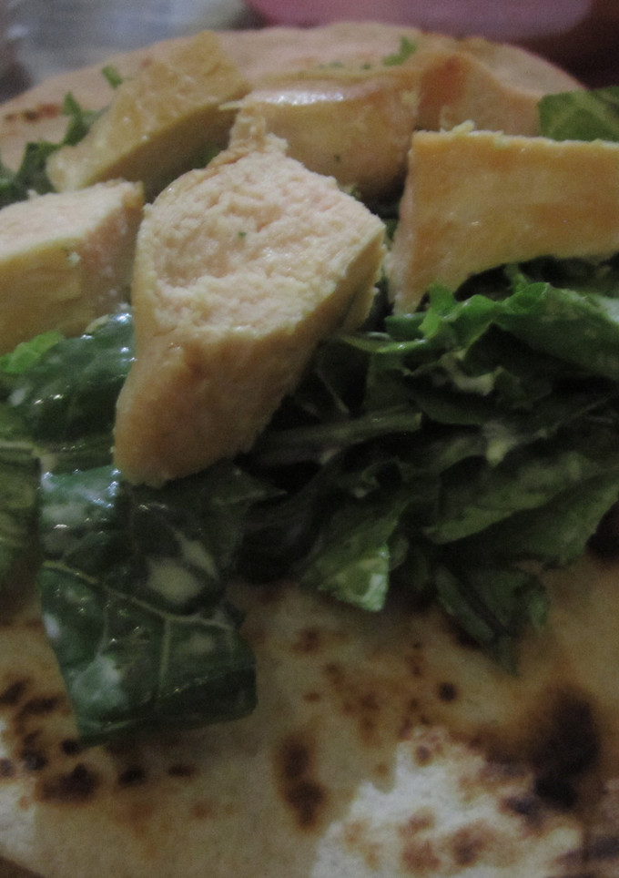 Una foto de Ensalada de lechuga, espinacas y pollo