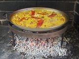 Arroz con conejo y caracoles hecho con leña