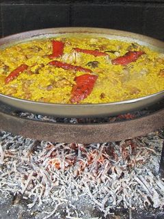 Una foto de Arroz con conejo y caracoles hecho con leña