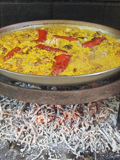 Una foto de Arroz con conejo y caracoles hecho con leña
