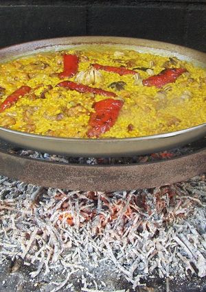 Una foto de Arroz con conejo y caracoles hecho con leña