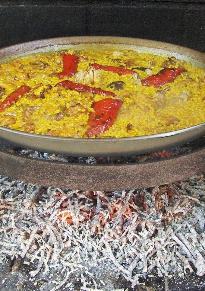 Una foto de Arroz con conejo y caracoles hecho con leña