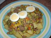 Una foto de guiso de habas y carne