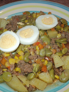 Una foto de Habas guisadas con verduras y carne