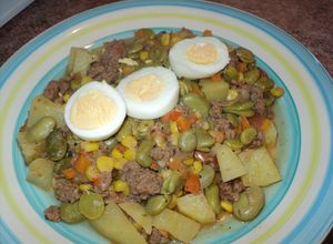 Una foto de Habas guisadas con verduras y carne