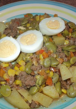 Una foto de Habas guisadas con verduras y carne