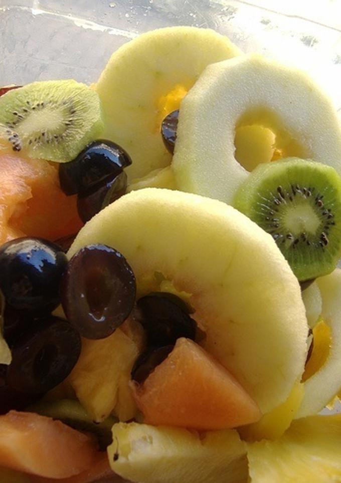 Una foto de Piña con Frutas al Cointreau