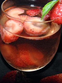 Una foto de Agua de frutillas quema grasas
