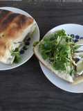 Sándwich de camembert, pera y berros