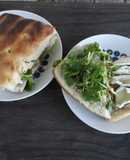 Sándwich de camembert, pera y berros