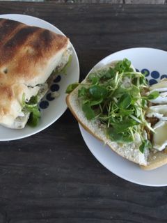Una foto de Sándwich de camembert, pera y berros