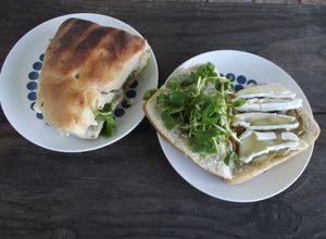 Una foto de Sándwich de camembert, pera y berros