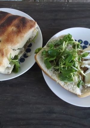 Una foto de Sándwich de camembert, pera y berros