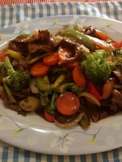 Una foto de Lomito con vegetales al estilo chino
